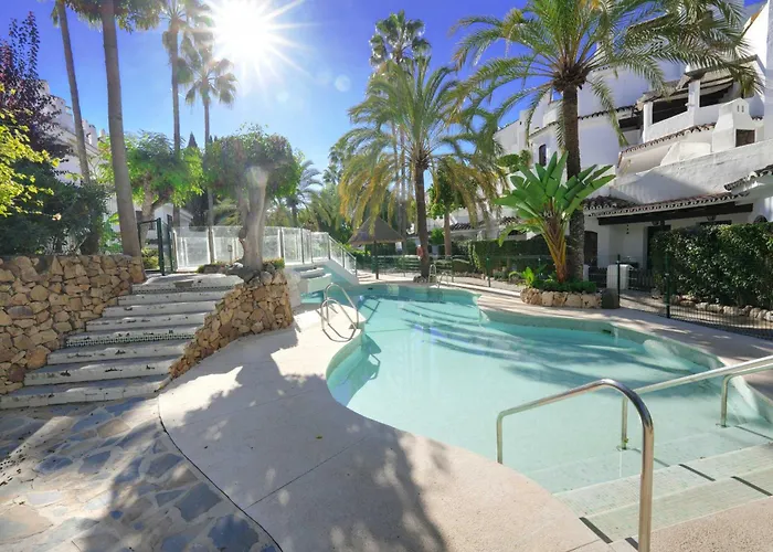 2039 Cozy Beachfront Apartment On Golden Beach